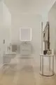 Badezimmeransicht mit weißen Wänden, Holzfußboden und modernen Sanitäranlagen, inklusive einem Papierrollenhalter von Ideal Standard.